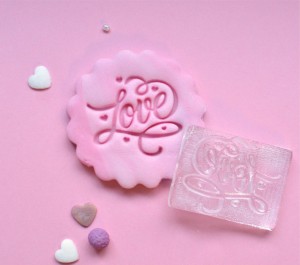 Mini stempel Love z serduszkami