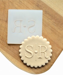Stempel do masy cukrowej  personalizowany dowolne imiona z serduszkiem