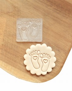 Stempel do masy cukrowej grawerowany stópki z serduszkiem