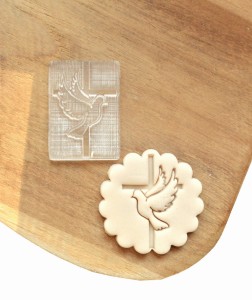 Stempel do masy cukrowej grawerowany krzyż z gołębicą Komunia Święta